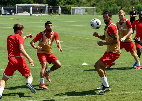 Kanādas futbola izlases spēlētāji piedalās treniņā.