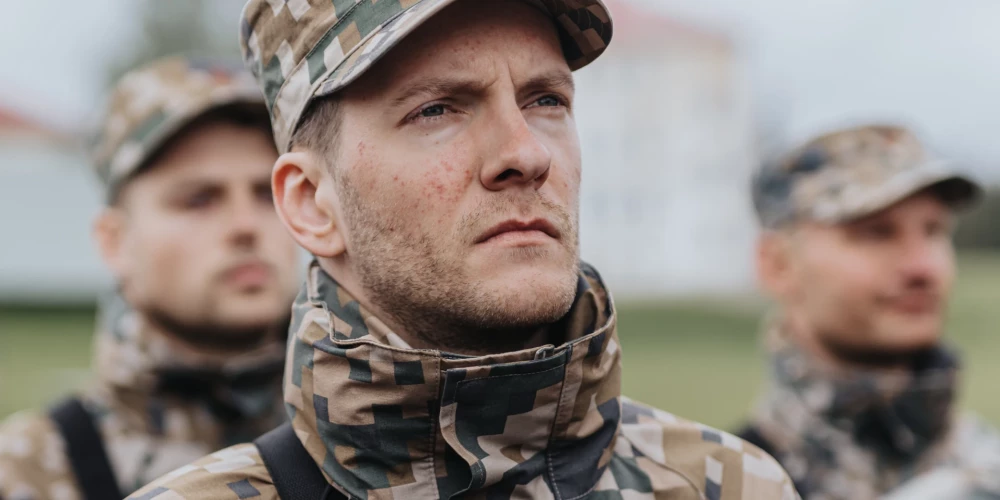 27. maijā Alūksnē, Nacionālo bruņoto spēku Kājnieku skolā, notika svinīgā zvēresta došanas ceremonija, kurā pēc sekmīgi apgūta rezervista militārās apmācības kursa 48 rezervisti, kuri apmācībai pieteikušies brīvprātīgi, deva karavīra zvērestu un ieguva rezerves karavīra statusu. Viens  no viņiem – mūziķis un šovmenis Jānis Krīvēns.