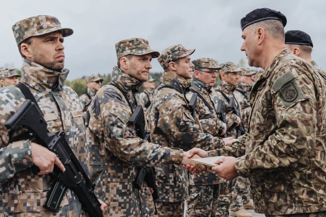 27. maijā Alūksnē, Nacionālo bruņoto spēku Kājnieku skolā, notika svinīgā zvēresta došanas ceremonija, kurā pēc sekmīgi apgūta rezervista militārās apmācības kursa 48 rezervisti, kuri apmācībai pieteikušies brīvprātīgi, deva karavīra zvērestu un ieguva rezerves karavīra statusu. Viens no viņiem – mūziķis un šovmenis Jānis Krīvēns.