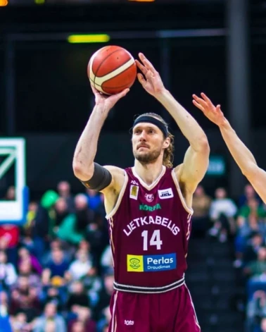 Bērziņš otrdien laukumā pavadīja četras minūtes un 58 sekundes, kuru laikā izpildīja vienu neprecīzu tālmetienu, izcīnīja trīs atlēkušās bumbas, atdeva vienu rezultatīvu piespēli, divreiz pārkāpa noteikumus, iekrāja labāko +/- rādītāju komandā (+6) un tika pie viena efektivitātes koeficienta punkta.