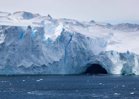 Tika atrastas vidēji 29 mikroplastmasas daļiņas uz litru izkausēta sniega.