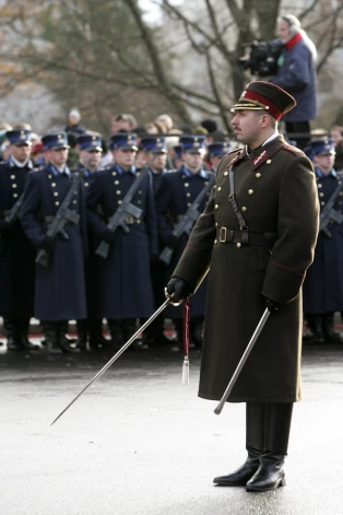 Sauszemes spēku komandiera pienākumu izpildītājs Igors Rajevs pie Brīvības pieminekļa par godu Lāčplēša dienai komandē Rīgas garnizona vienību militāro parādi 2006. gadā. 