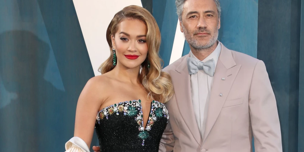 Dziedātāja Rita Ora un režisors Taika Vaititi.