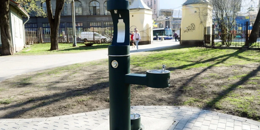 Saskaņietis Čekušins sacēlis brēku par dzeramā ūdens kvalitāti Rīgas parku “brīvkrānos”
