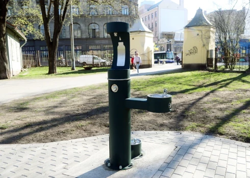 Saskaņietis Čekušins sacēlis brēku par dzeramā ūdens kvalitāti Rīgas parku “brīvkrānos”