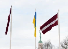 Latvijas un Ukrainas valstu karogi pie Latvijas Nacionālās operas un baleta ēkas, paužot atbalstu Ukrainai.