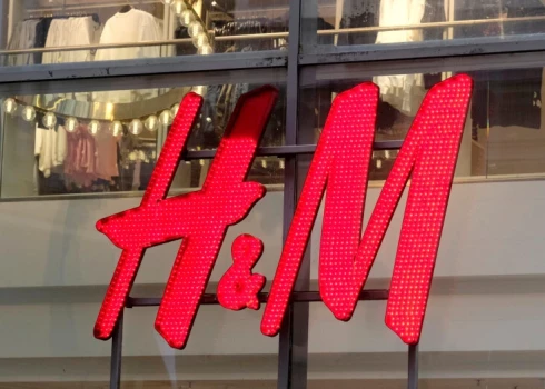 Marta sākumā H&M Group, kas ir Eiropā lielākais apģērbu mazumtirdzniecības tīkls, apturēja Krievijā visas pārdošanas Ukrainā uzsāktā kara dēļ. 