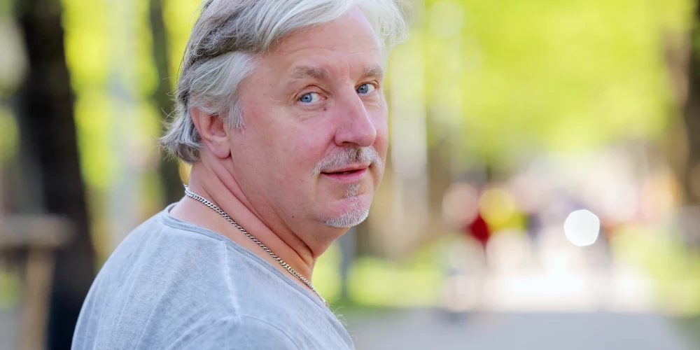 Aktieris Juris Hiršs pavisam nesen, jau brieduma gados būdams, ir uzzinājis kādu pavisam neparastu faktu - viņa īstais tēvs nemaz neesot Harijs Hiršs, bet tā brālis Aivars.