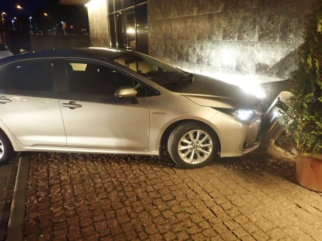 Naktī uz piektdienu kāds pārāk sadzēries jaunietis Liepājas promenādē nozaga „Toyota” un ar to taranēja kādas ēkas sienu.