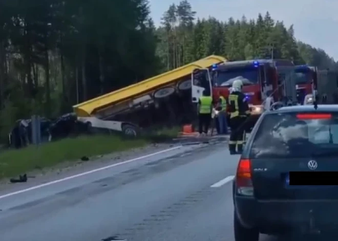 Uz Tīnūžu šosejas notikusi smaga avārija ar diviem bojāgājušajiem