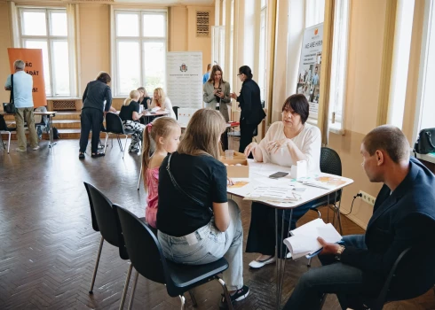 ФОТО: украинские беженцы активно ищут работу в Латвии; в числе лидеров вакансий - Rimi
