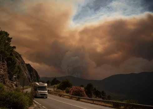 TOPSHOT - Smoke from a wildfire in Sierra Bermeja mountain range in Malaga is pictured from Benahavis on June 9, 2022. - Around 2,000 people were evacuated overnight as a fire raged through a forested area of southern Spain in an area badly hit by wildfires just nine months ago, rescuers said today. (Photo by JORGE GUERRERO / AFP)