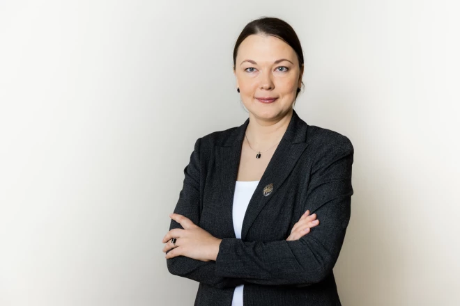 Zvērināta notāre Arita Rateniece teic, ka ar dāvināto īpašumu jārīkojas kā gādīgam un atbildīgam īpašniekam pieklājas, un, iespējams, jāņem vērā vairāki apstākļi – neatraidāmo mantinieku tiesības, dāvinātāja parādsaistības un dāvinājuma atsaukšanas iespējamību. *