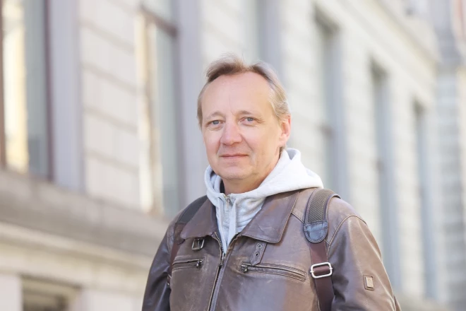 "Kā mēs rīkotos kādā X stundā, es nevaru paredzēt. Arī par sevi… Daudzi prasīja – nu, ko tu darītu, ja viņi nāks? Es sevī pieņēmu stingru lēmumu, ka noteikti palikšu un savu iespēju robežās cīnīšos pretī," saka Zigfrīds Muktupāvels.