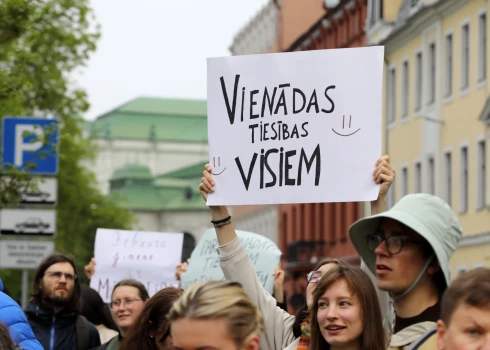 Kustība "Dzīvesbiedri" pie Saeimas rīko piketu "Par visu Latvijas ģimeņu aizsardzību", lai paustu savu atbalstu Civilās savienības likumprojektam un iestātos pret mēģinājumiem novērst tā pieņemšanu.