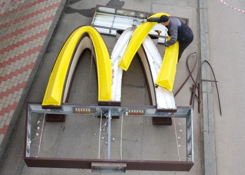 Strādnieks demontē "McDonald 's"  logo Ļeņingradas reģionā, Krievijā 2022. gada 8. jūnijā.