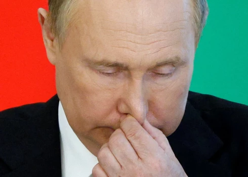 Krievijas prezidents Vladimirs Putins Maskavā, Krievijā, 2022. gada 10. jūnijā, piedalās kopīgā konferencē ar Turkmenistānas prezidentu Serdaru Berdimuhamedovu.