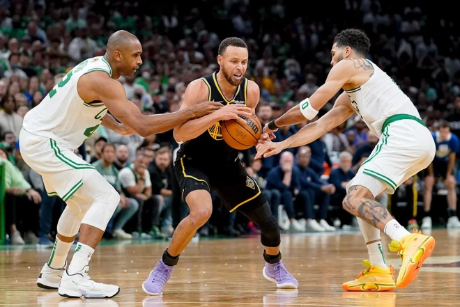 "Warriors" rindās lielisku maču aizvadīja Stefans Karijs (centrā), kurš izcēlās ar 43 punktiem un desmit atlēkušajām bumbām.