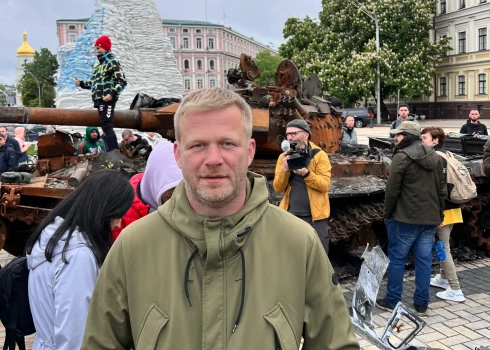 Reinis Pozņaks Kijivas centrā. Šajā laukumā ir savesta iznīcinātā ienaidnieka tehnika. “Visai iespaidīgi. Tobrīd arī atskanēja gaisa trauksme. Tiesa, tas nevienu baigi neuztrauca,” stāsta Reinis.