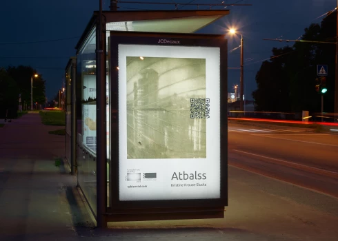 Sabiedriskā transporta pieturās Rīgā izstādīti darbi, kas ļauj iztēloties dzīvi distopiskā pasaulē