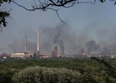 Krievijas karaspēks smagi apšauda ķīmisko rūpnīcu "Azot", kur patvērušies 500 civiliedzīvotāji, tai skaitā 40 bērni, vēsta Luhanskas apgabala militārās administrācijas vadītājs Serhijs Haidajs. 