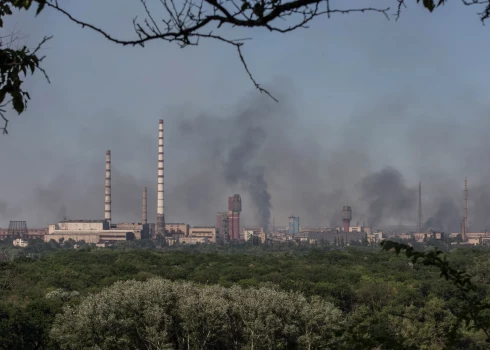 Krievijas karaspēks smagi apšauda ķīmisko rūpnīcu "Azot", kur patvērušies 500 civiliedzīvotāji, tai skaitā 40 bērni, vēsta Luhanskas apgabala militārās administrācijas vadītājs Serhijs Haidajs.