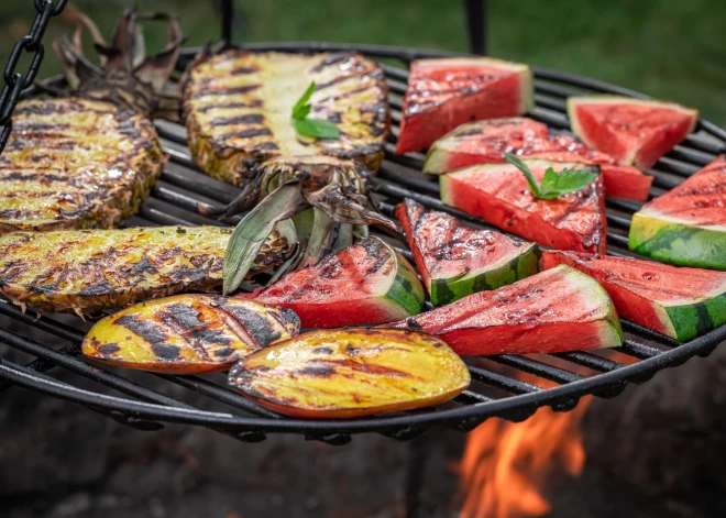 9 ēdieni, kurus nekad neiedomātos likt uz grila, bet tie garšos fantastiski