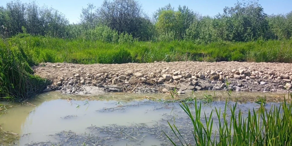 Valsts vides dienests konstatē šokējošu patvaļu - aizbērta Durbes upes izteka