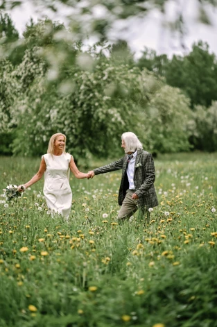 Aivars un Svetlana Zvirbuļi kāzu dienā. Laulību oficiālā ceremonija un arī kāzu fotosesija notika Siguldas pils dārzā.