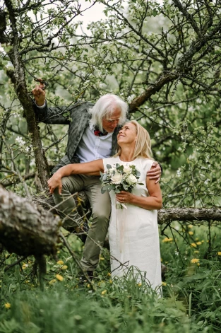 Aivars un Svetlana Zvirbuļi kāzu dienā. Laulību oficiālā ceremonija un arī kāzu fotosesija notika Siguldas pils dārzā.