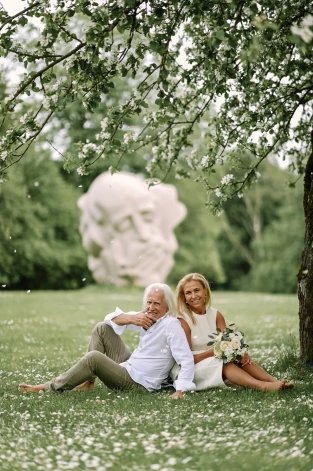 Aivars un Svetlana Zvirbuļi kāzu dienā. Laulību oficiālā ceremonija un arī kāzu fotosesija notika Siguldas pils dārzā.