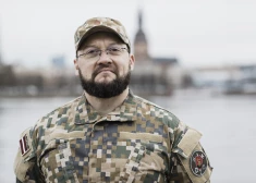 Gustavs šajā militārajā izglītībā saskata tikai ieguvumus. “Savos 40 gados esmu izgājis daudzas skolas, man ir augstākā humanitārā izglītība, bet tagad man būs militārās iemaņas, zināšanas medicīnā – ļoti daudzas dzīvē patiešām noderīgas lietas arī miera apstākļos. Pavisam jauna pasaule.”