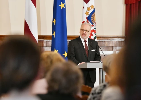 Valsts prezidents Egils Levits tiekas ar politiski represētajiem un skolēnu darbu konkursa “Sibīrijas bērni” dalībniekiem.