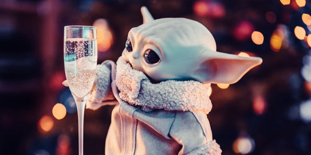 Грогу (неформально прозванный как "Малыш Йода" (англ. Baby Yoda) ) с шампанским