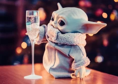 Грогу (неформально прозванный как "Малыш Йода" (англ. Baby Yoda) ) с шампанским