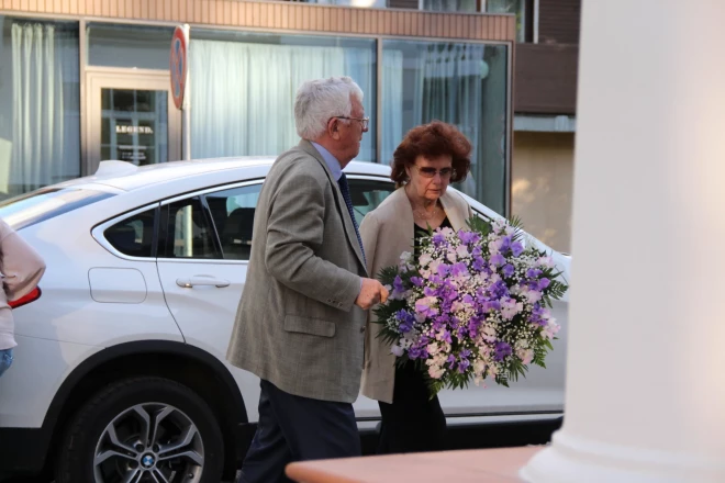 Раймонд женат на Лане уже более 60 лет. Композитор сильно переживает за ее здоровье