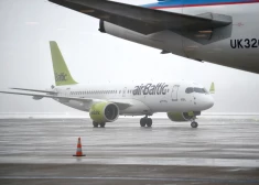 Latvijas nacionālās lidsabiedrības "airBaltic" lidmašīna starptautiskajā lidostā "Rīga".