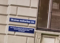 Šādi ielas nosaukumu plāksne un paskaidrojošā plāksne izskatās, piestiprināta pie Paula Stradiņa medicīnas vēstures muzeja ēkas. Pāri ielai atrodas Krievijas vēstniecība Latvijā, kura spītīgi pieturas pie "Antonijas iela 2" plāksnes.