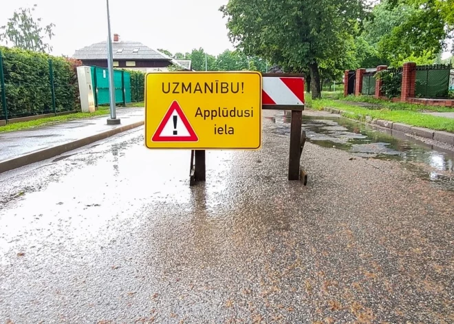 Елгаву затопило: закрыт парк песчаных скульптур и несколько улиц