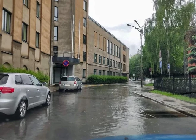 Plūdu draudi Latvijā: Jelgavā tehnika netiek galā ar stiprajiem nokrišņiem, Rīgā situācija mierīga