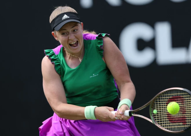 Galvenā favorīte Ostapenko grūtā cīņā iekļūst Birmingemas "WTA 250" turnīra otrajā kārtā