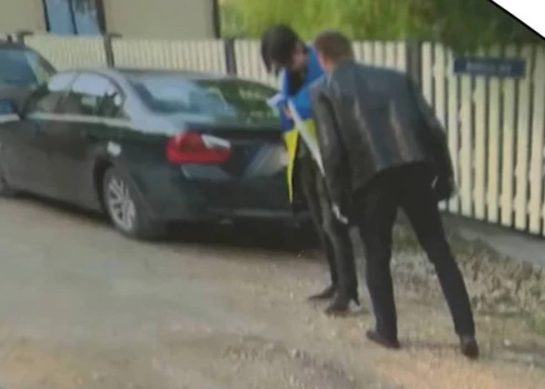 "Что это за фашистская тряпка у тебя?": как накажут мужчину, который избил парня с украинским флагом