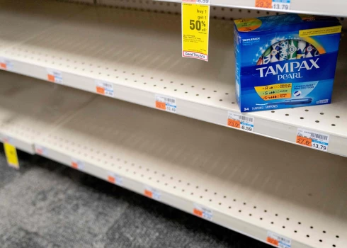 Pēdējais tamponu iepakojums plauktā