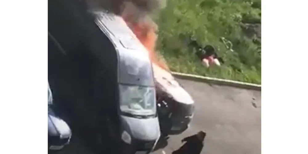 ВИДЕО: мужчина погиб, пытаясь спасти свою машину от огня