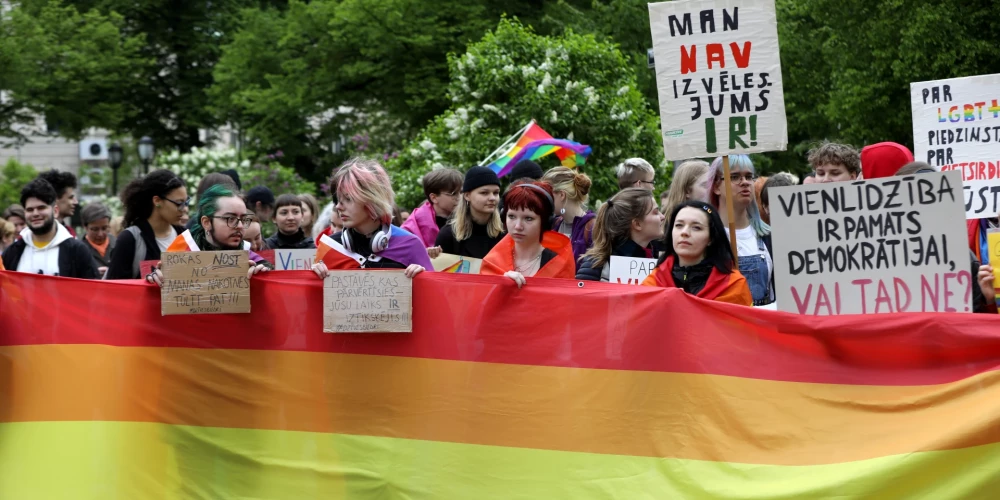 Tiesa atzīst vēl vienu LGBT pāri par ģimeni