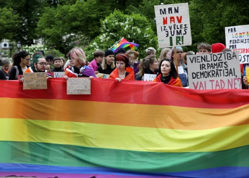 Tiesa atzīst vēl vienu LGBT pāri par ģimeni