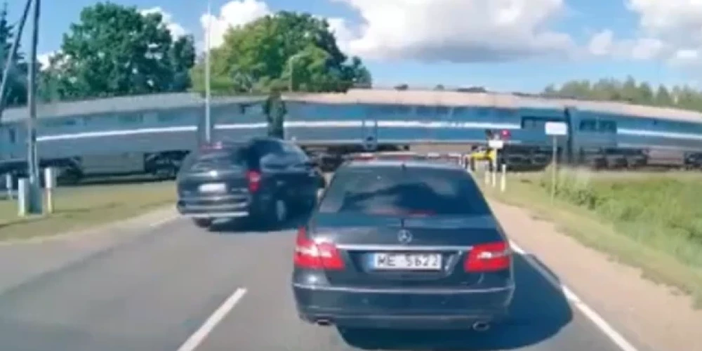 Jelgavas novadā automašīna ietriekusies vilcienā; satiksme atjaunota