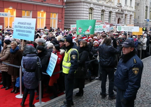 Protestā būs pārstāvēti visos izglītības līmeņos strādājošie, sākot no pirmsskolas izglītības un beidzot ar augstākās izglītības iestādēm.