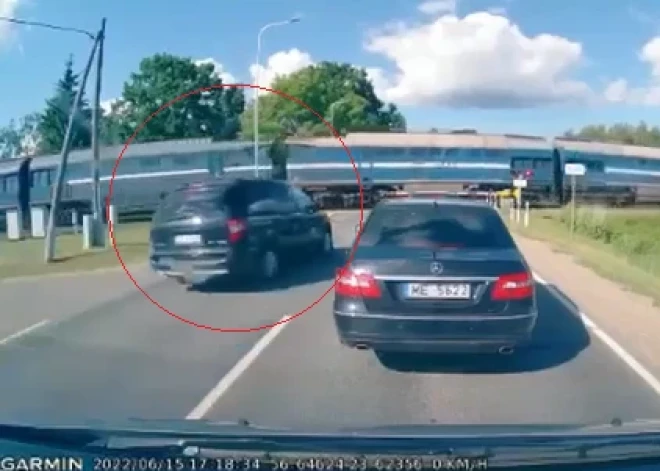 ВИДЕО: под Елгавой машина на полном ходу врезалась в поезд. Что произошло?