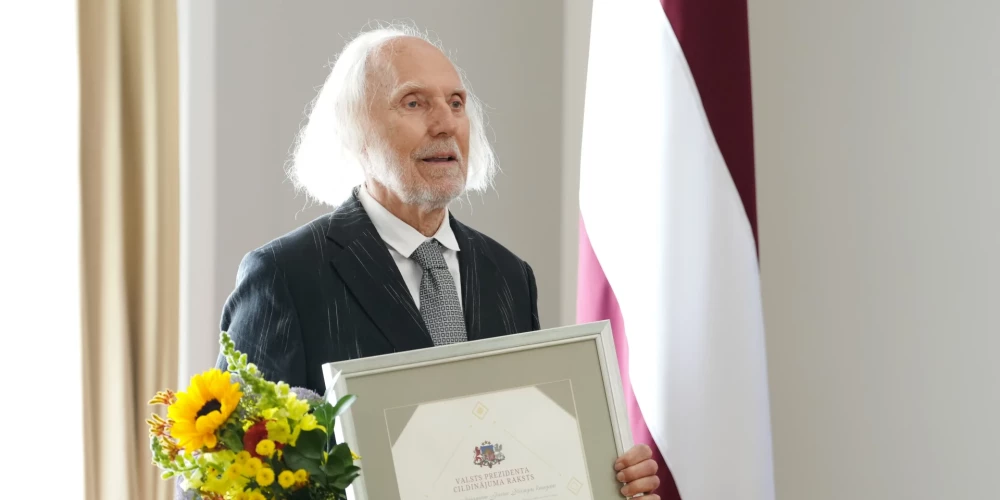 Aktieris Juris Strenga ar saņemto Cildinājuma rakstu svinīgajā ceremonijā Rīgas pilī.